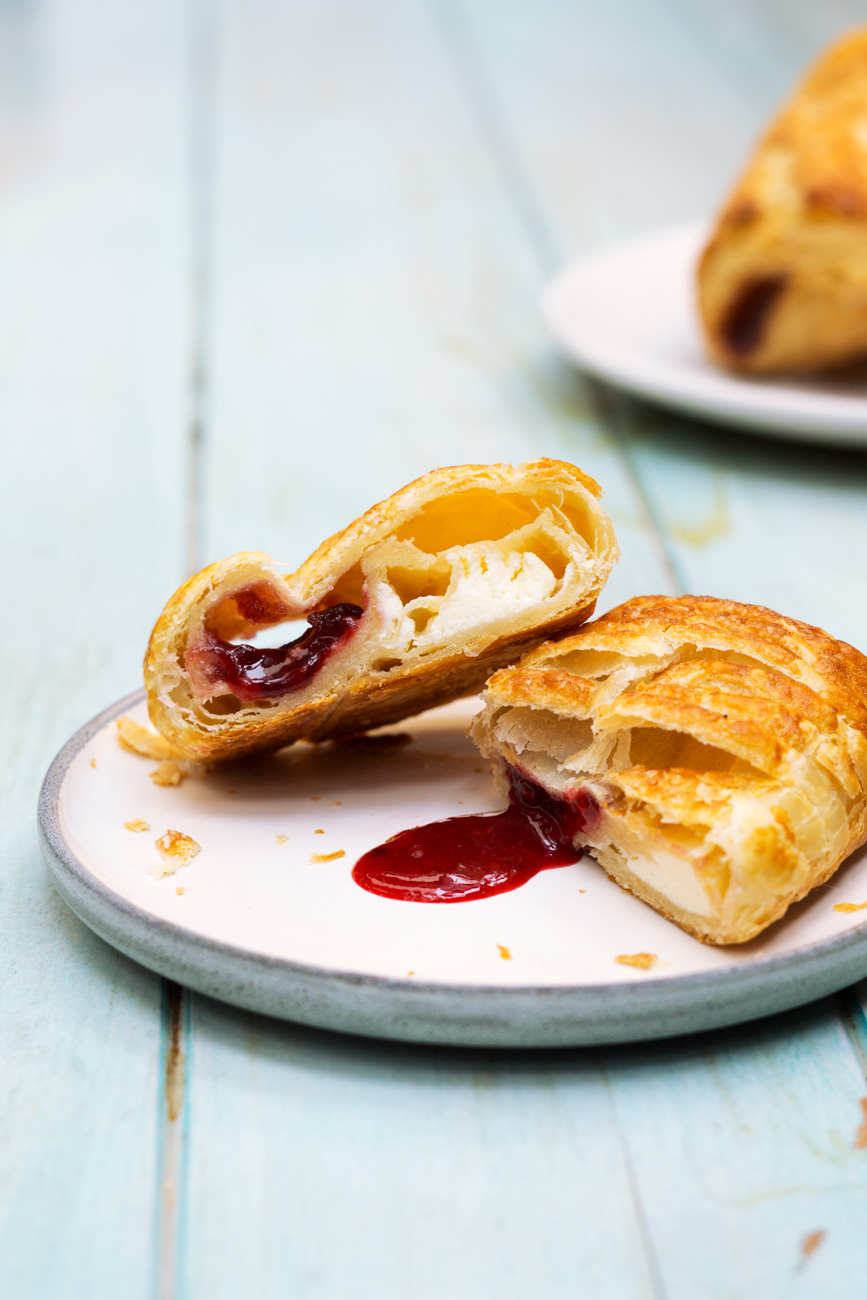 Fotografía de eollo de hojaldre con relleno de cheesecake