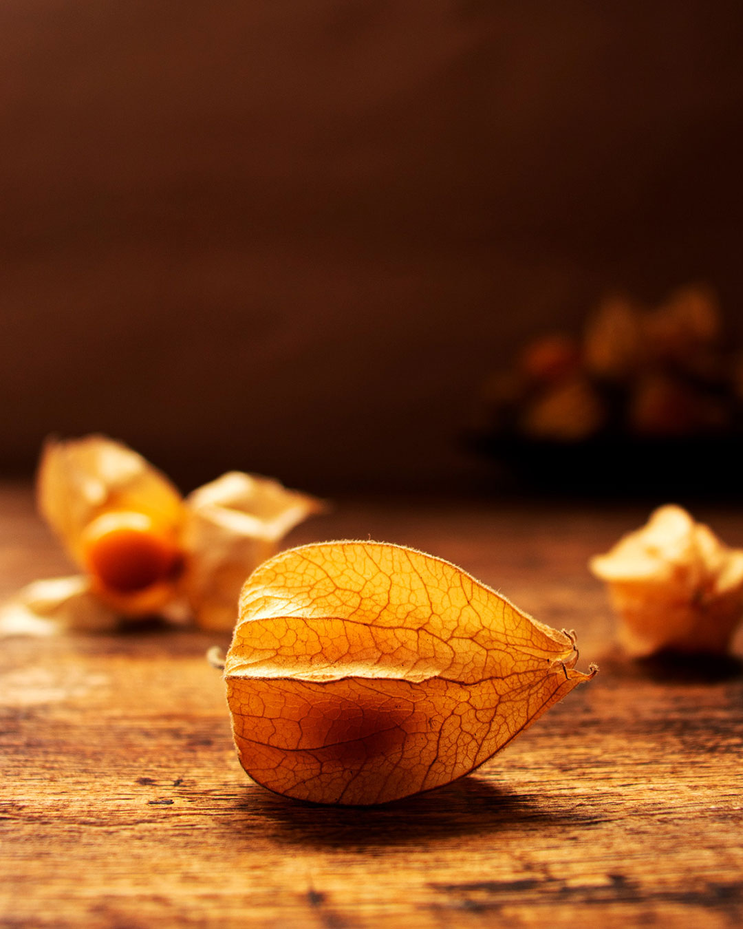 Fotografía de uchuvas, estilo dark and moody - Estudio de Luz