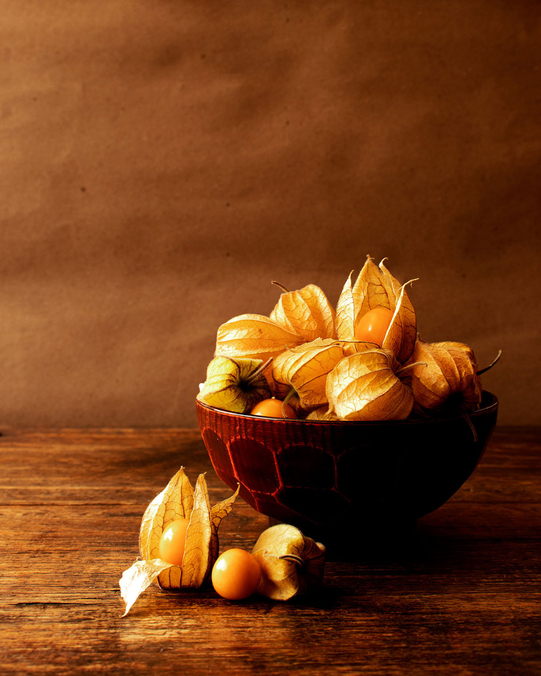 Fotografía de uchuvas, estilo dark and moody - Estudio de Luz