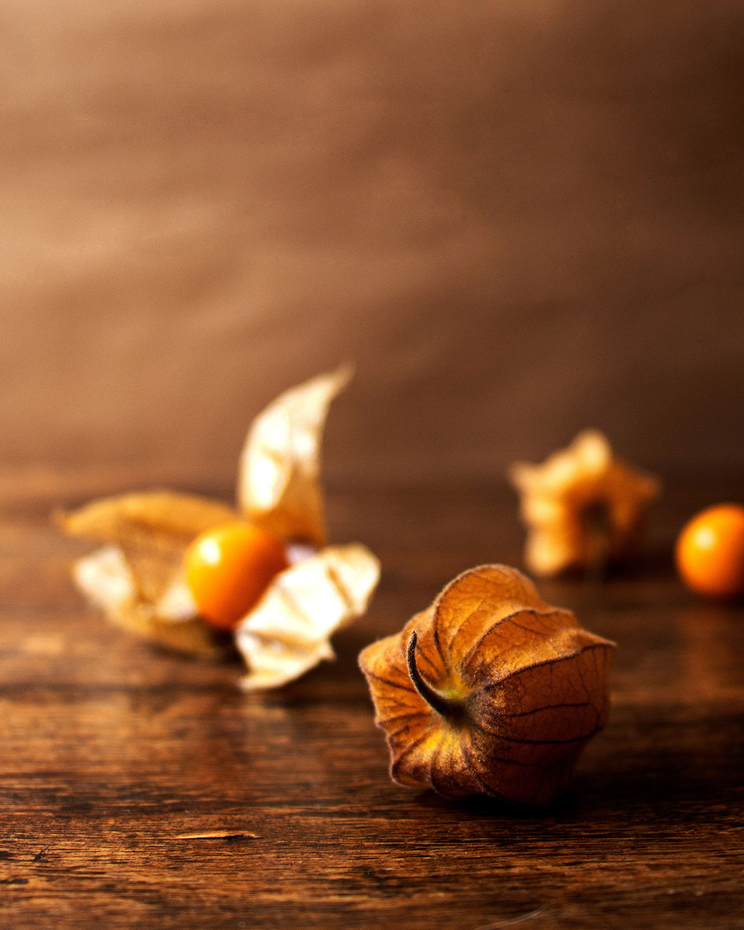 Fotografía de uchuvas, estilo dark and moody - Estudio de Luz