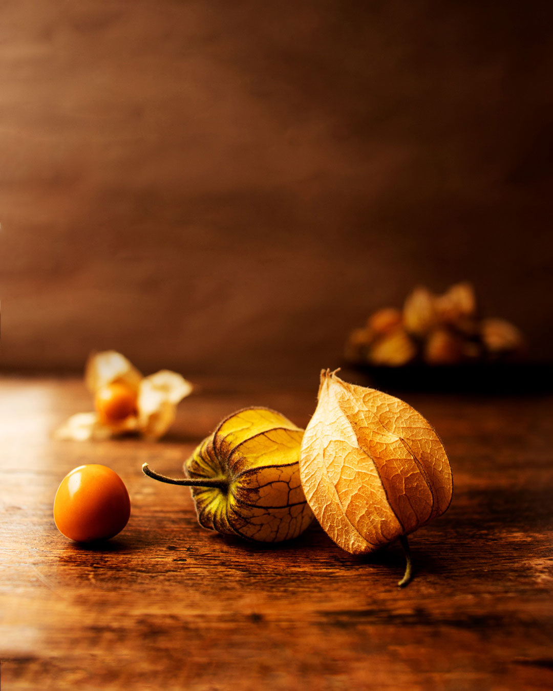 Fotografía de uchuvas, estilo dark and moody - Estudio de Luz